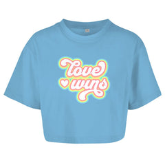 Damen Oversize Crop Top "Love Wins" - Grafikmagie