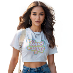 Damen Oversize Crop Top "Love Wins" - Grafikmagie