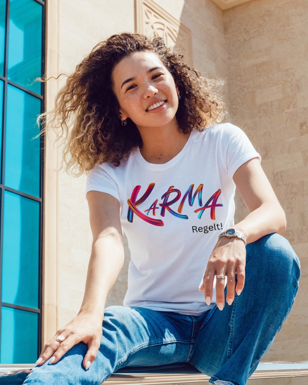 Damen T-Shirt "Karma Regelt" - Grafikmagie