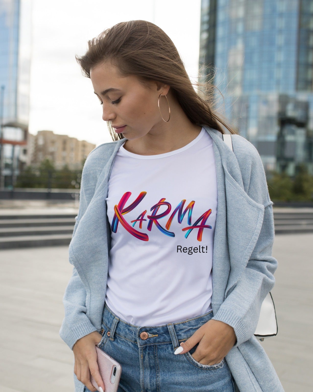 Damen T-Shirt "Karma Regelt" - Grafikmagie