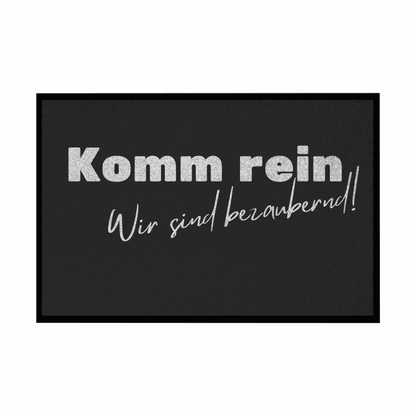 Fußmatte mit Gummirand "Komm rein wir sind bezaubernd" - Grafikmagie