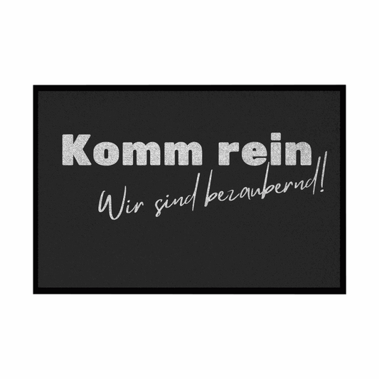Fußmatte mit Gummirand "Komm rein wir sind bezaubernd" - Grafikmagie