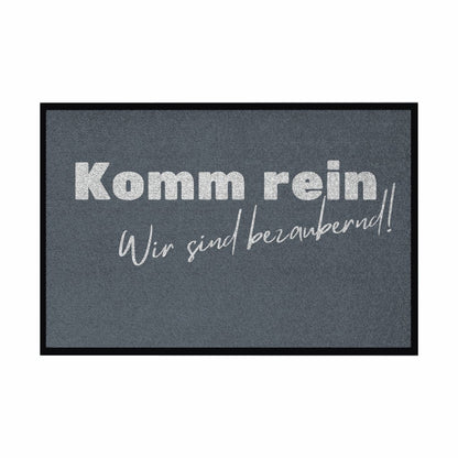 Fußmatte mit Gummirand "Komm rein wir sind bezaubernd" - Grafikmagie